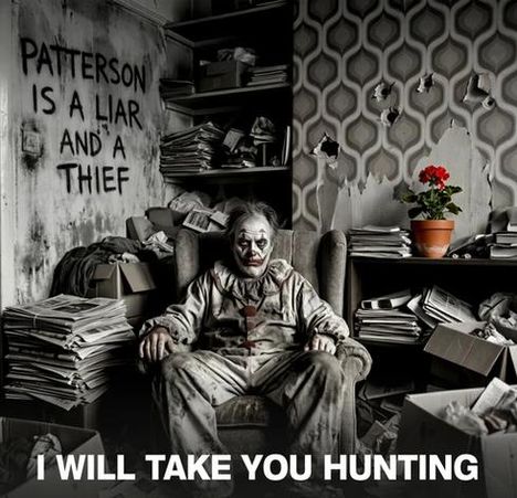 "Patterson is a liar and a thief" steht an der Wand. Unten "I will take you hunting". Ein gruseliger Clown sitzt in einem chaotischen Raum.