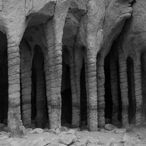 Natürliche Felsformation mit spiralförmigen, säulenartigen Strukturen in einer Höhle.