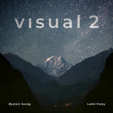 „visual 2“, „Øystein Sevåg“, „Lakki Patey“. Ein schneebedeckter Berg unter sternenklarem Himmel.