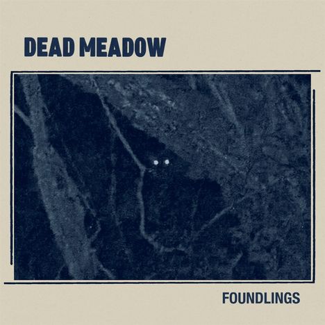 Oben steht "DEAD MEADOW", unten "FOUNDLINGS". In der Mitte eine dunkle, abstrakte Illustration mit zwei leuchtenden Punkten.