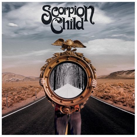 Der Text lautet "Scorpion Child". Illustration: Eine Person hält einen verzierten Spiegel in der Wüste, der einen Wald zeigt.