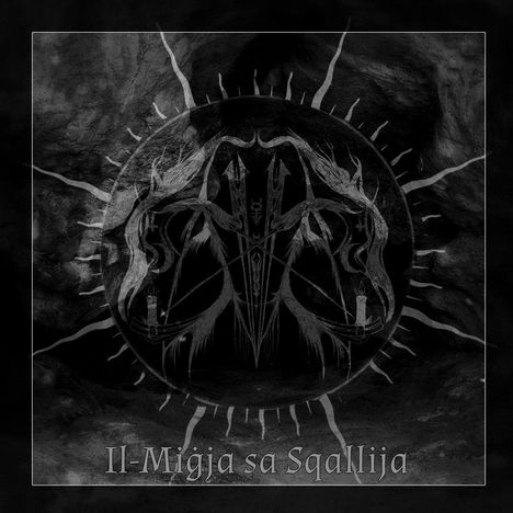 „Il-Mija sa Sqallija“ steht unten. Ein abstrakt gestaltetes, dunkles, symmetrisches Emblem mit Kerzen und Pfeilen.