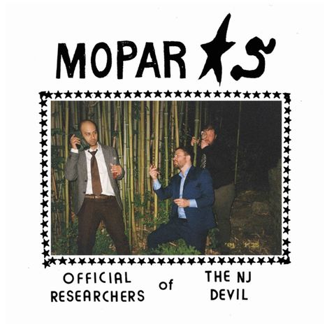Text: "MOPAR", "Official Researchers of the NJ Devil". Drei Männer in Anzügen im Bambusdickicht. Einer telefoniert, einer kniet.