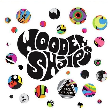 "Wooden Shjips" in geschwungener Schrift, umgeben von bunten, psychedelischen Kreisen. Einer trägt "Back to Land".