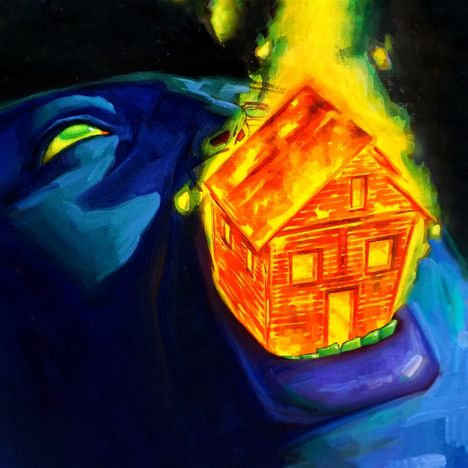 Eine leuchtende Illustration eines brennenden Hauses, das von einer blau-grünen, mysteriösen Gestalt betrachtet wird.