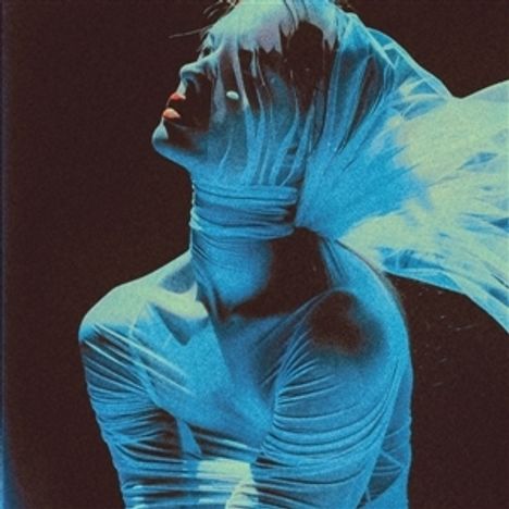 Eine Illustration zeigt eine Person in blauen Licht gehüllt in durchsichtigen Stoff, mit nach hinten geworfenem Kopf.