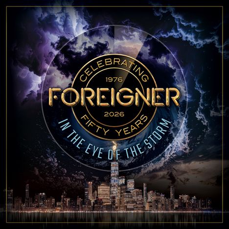 "Celebrating 1976-2026, Foreigner, Fifty Years, In the Eye of the Storm." Ein Blitz erleuchteter Himmel über einer Stadt.