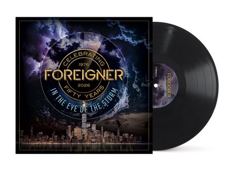 "Celebrating 1976-2026 Foreigner Fifty Years In the Eye of the Storm" – eine dunkle, dramatische Illustration von Wolken über einer Skyline.