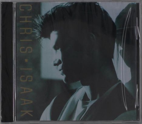 Text: "CHRIS ISAAK" vertikal. 
Seitenprofil eines Mannes in monochromen Tönen.