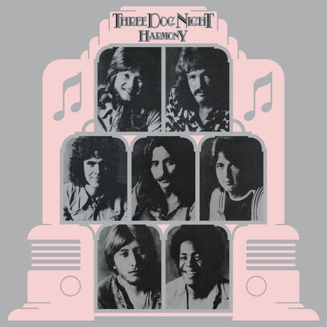 "Three Dog Night Harmony" in elegantem Schriftzug, sechs Schwarz-Weiß-Porträts von Männern in einem jukeboxartigen Rahmen.