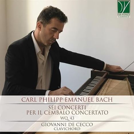 Ein Mann spielt ein Clavichord in einem Raum. Oben rechts ist ein Logo der Da Vinci Classics zu sehen.