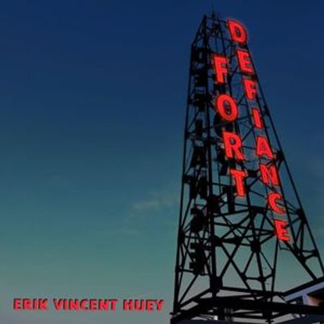 "FORT DEFIANCE" in roten Buchstaben auf einem Turm bei Dämmerung, unten "ERIK VINCENT HUEY" in Rot.