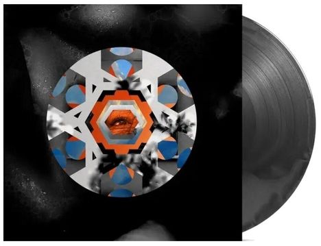 Eine Vinylplatte mit geometrischem Design: Hexagonale Muster in Blau, Orange und Weiß, zentral ein Auge.