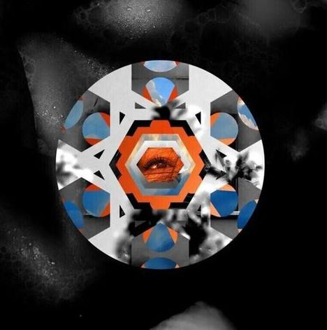 Eine runde, abstrakte Illustration mit einem zentralen, roten Auge umgeben von geometrischen Mustern in Blau und Orange.