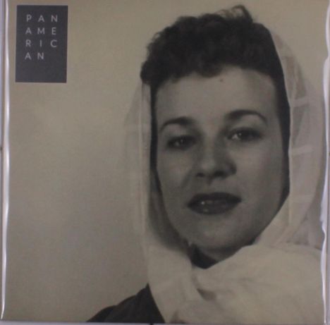 Text: "PAN AMERICAN". Schwarz-weiß-Porträt einer Frau mit Kopftuch, lächelnd.