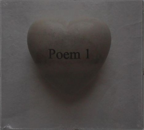 Auf einem herzförmigen Stein steht "Poem 1". Der Hintergrund ist schlicht und einheitlich hell.