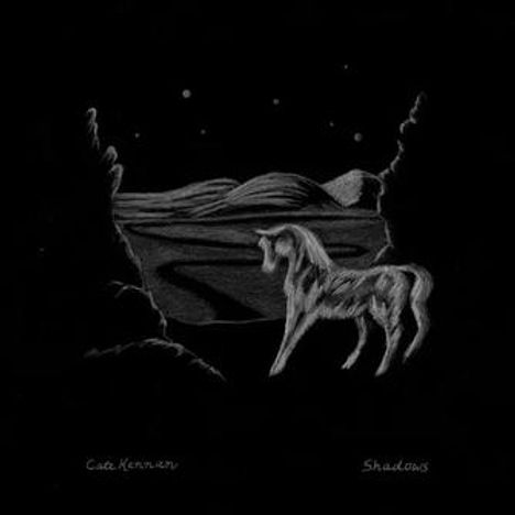 "Caoilfhionn Rose" oben, "Shadows" unten. Ein weißes Pferd steht in einem dunklen, hügeligen Landschaftsfeld.