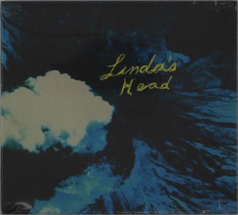 Text „Linda’s Head“ in gelber, handschriftlicher Schrift auf dunklem, blau-schwarzem Hintergrund mit weißen Wolken.
