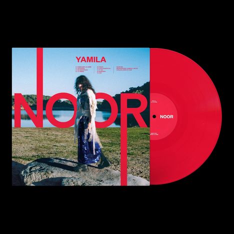"YAMILA NOOR" in Rot, Frau in weißem Mantel vor See auf einem Felsen stehend, rotes Vinyl.