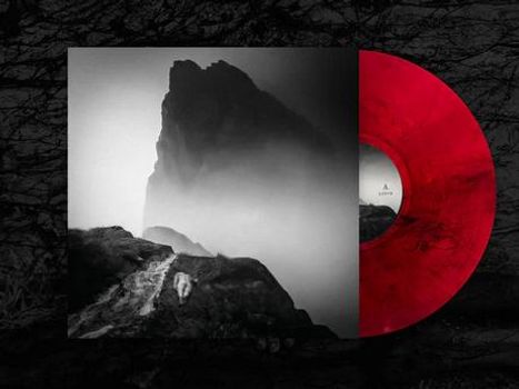 Text: "A LITHO". Schwarzes Bergmotiv, neblige Atmosphäre, roter Vinyl-Schallplatte auf der rechten Seite.