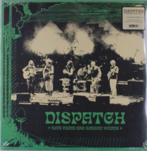"DISPATCH - LIVE FROM THE BOSTON WOODS" steht unter einem schwarz-weißen Foto einer Band auf der Bühne. Grüne Rahmen.