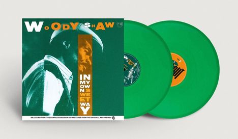 Text: "WOODY SHAW", "IN MY OWN SWEET WAY". Zwei grüne Schallplatten, eine mit gelbem und eine mit grünem Etikett.