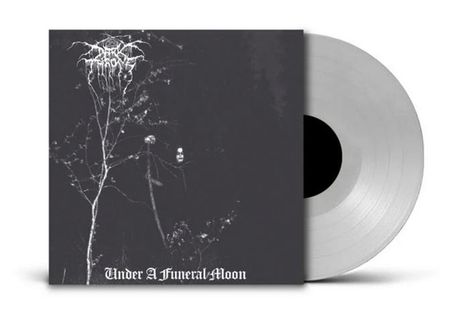 "Under A Funeral Moon" steht in gotischer Schrift. Schwarz-weiße Szene mit dürren Bäumen, grimmiger Atmosphäre.