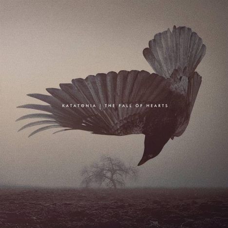Text: "KATATONIA | THE FALL OF HEARTS". Im Hintergrund fliegt ein Krähenvogel über eine karge Landschaft mit Baum.