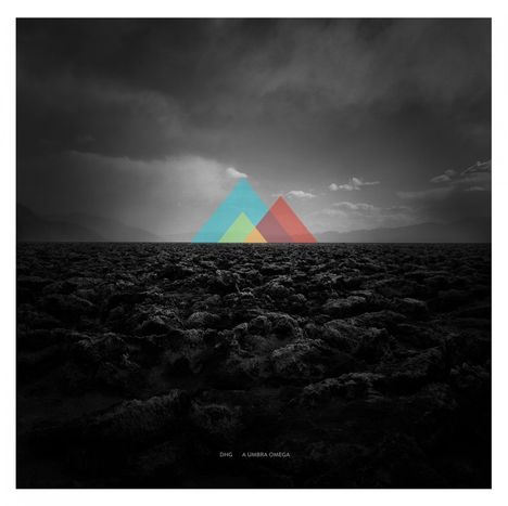 Text: "DHG A Umbra Omega". Schwarz-weiß-Landschaft, bunte Dreiecke am Horizont, düstere Wolken über zerklüfteter Erde.