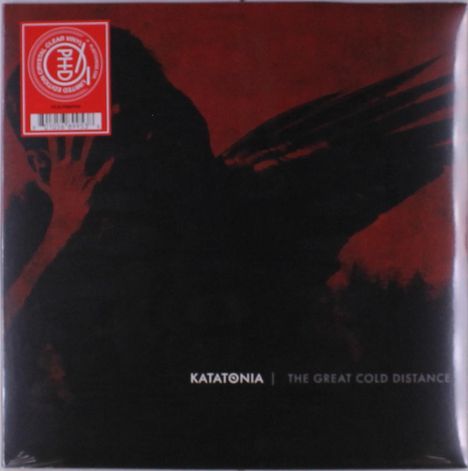 Texte: "Katatonia | The Great Cold Distance". Eine dunkle, abstrakte Illustration mit rotem und schwarzem Hintergrund.