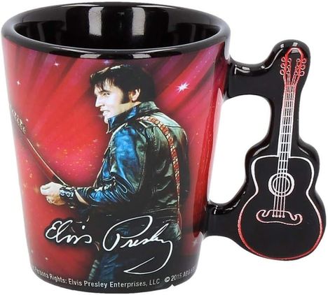 Bechertasse mit Elvis Presley Illustration, roter Hintergrund, Signatur von Elvis Presley, Griff in Form einer schwarzen Gitarre.
