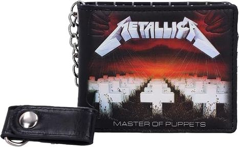 "Metallica" oben, "Master of Puppets" unten. Eine Geldbörse mit Band-Design und Kreuzen im Hintergrund.