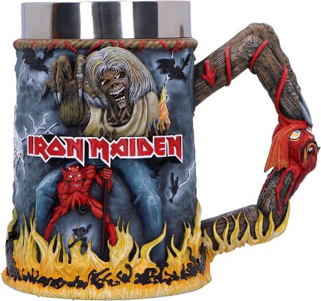 Der Text lautet "IRON MAIDEN". Ein detailreicher Bierkrug mit Monstern, einem roten Teufel, Flammen und einem knorrigen Griff.