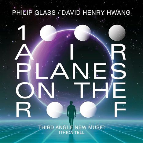 "PHILIP GLASS / DAVID HENRY HWANG" und "AIRPLANES ON THE ROOF". Silhouette einer Person vor einem kosmischen Hintergrund.