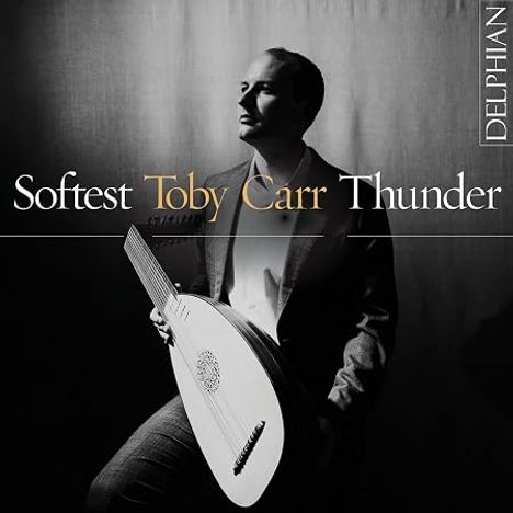 "Softest Toby Carr Thunder" steht oben. Rechts ein vertikales "DELPHIAN". Ein Mann hält eine Laute in Schwarz-Weiß.