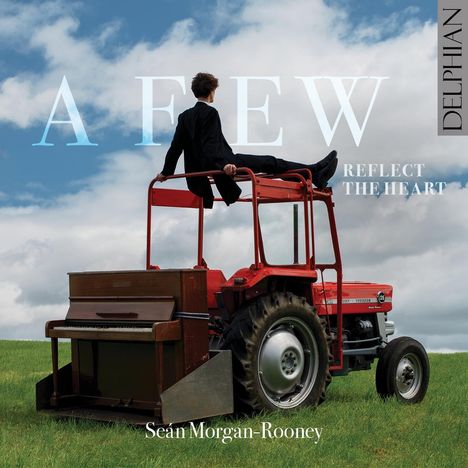 Texte: "A FEW", "REFLECT THE HEART", "DELPHIAN", "Seán Morgan-Rooney". Mann im Anzug sitzt auf rotem Traktor mit Klavier.