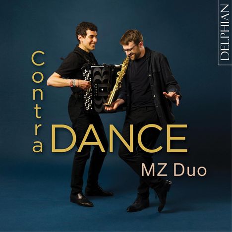 Contra DANCE MZ Duo. Zwei Männer, einer mit Akkordeon, der andere mit Saxophon, vor dunkelblauem Hintergrund.
