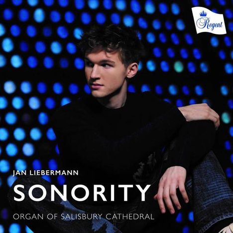 "JAN LIEBERMANN SONORITY ORGAN OF SALISBURY CATHEDRAL". Ein Mann ist vor einem verschwommenen, blauen Punktmuster.