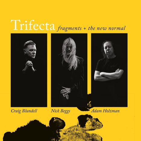 „Trifecta - fragments + the new normal“. Drei schwarz-weiße Porträts auf gelbem Hintergrund: Craig Blundell, Nick Beggs, Adam Holzman.