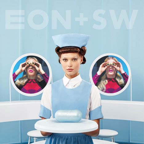 Text: "EON+SW". Eine Frau in blauer Uniform hält eine große, blaue Pille auf einem Tablett. Im Hintergrund zwei runde Fotos.
