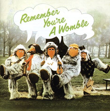 Text: "Remember You're A Womble". Illustration von fünf pelzigen Figuren, die fröhlich posieren.