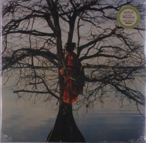 Text: "Gatlin", "The Scarlet Daughter", "Tarte-Mantic". Ein Mensch in rotem Umhang steht in einem kahlen Baum am Wasser.