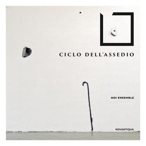 "Ciclo dell'Assedio" MDI Ensemble NovAntiqua. Schlichter Raum, weiße Wand, Loch und Stock, schwarzes quadratisches Logo oben.