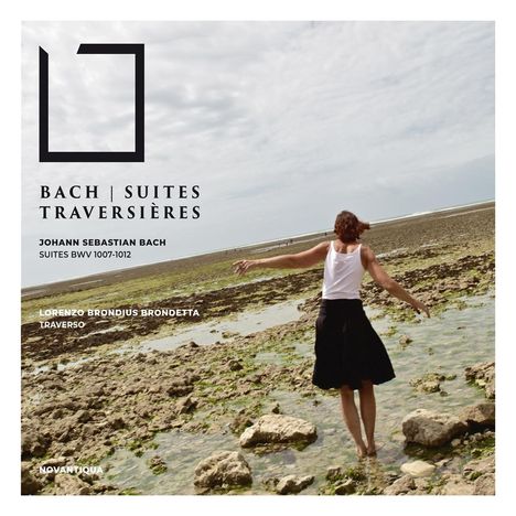 Text: Bach | Suites Traversières, Johann Sebastian Bach, Suites BWV 1007-1012, Lorenzo Brondius Brondetta, Traverso.  
Eine Person steht barfuß am Meer auf Steinen, Arm ausgestreckt.