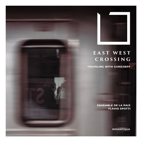 Texte: EAST WEST CROSSING, TRAVELING WITH GURDJIEFF, ENSEMBLE DE LA PAIX, FLAVIO SPOTTI, NOVANTICA. Unscharfer Zug im Hintergrund.