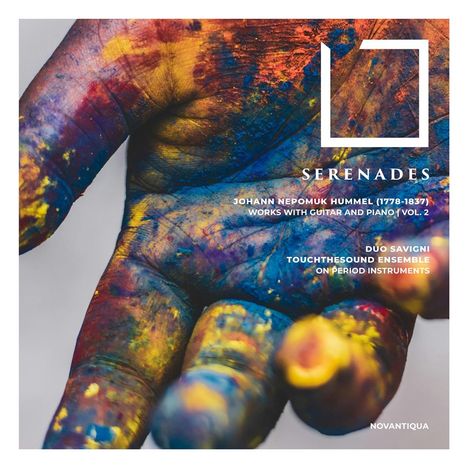 „SERENADES“, bunte Hand, intensiv in Gelb, Blau, Rot gefärbt. Quadratisches Design-Element oben rechts.