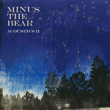 „MINUS THE BEAR, ACOUSTICS II“ in Weiß auf dunkelblauem Hintergrund; Silhouette von Bäumen unter einem funkelnden Himmel.