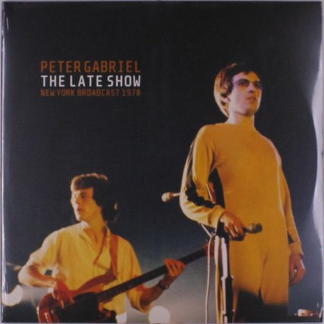 Text: "PETER GABRIEL THE LATE SHOW NEW YORK BROADCAST 1978". Zwei Personen auf einer Bühne; eine mit Mikrofon.