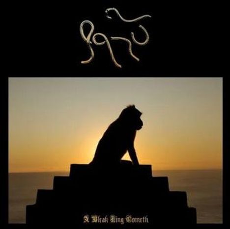 Text: "1975", "A Black King Cometh". Silhouette eines Affen auf Stufen vor Sonnenuntergang.