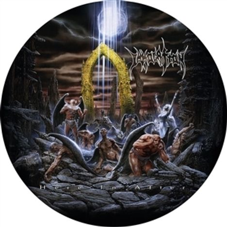 Logo mit schwer lesbarem Text oben, darunter "Heretic". Dämonenartige Figuren vor einem leuchtenden Tor in düsterer Landschaft.